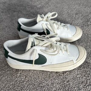 Nike Blazer Low ‘77, Kids 7Y White and Dark Green